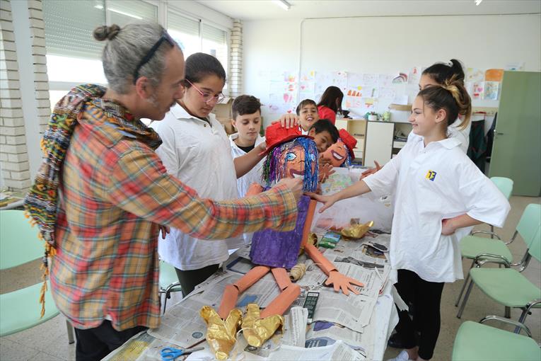 Artículo en el Periódico Extremadura sobre el Proyecto Social Europeo de Educación Artística en el que trabaja Gamero Gil